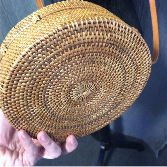 Large rattan round purse with leather strap - Picture 8 of 10